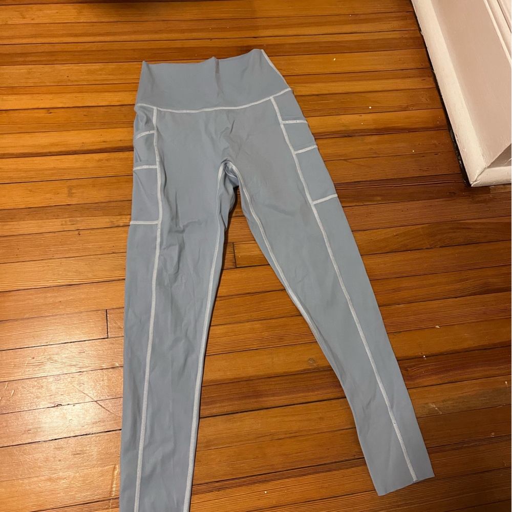light blue aerie leggings with white stitching and pockets